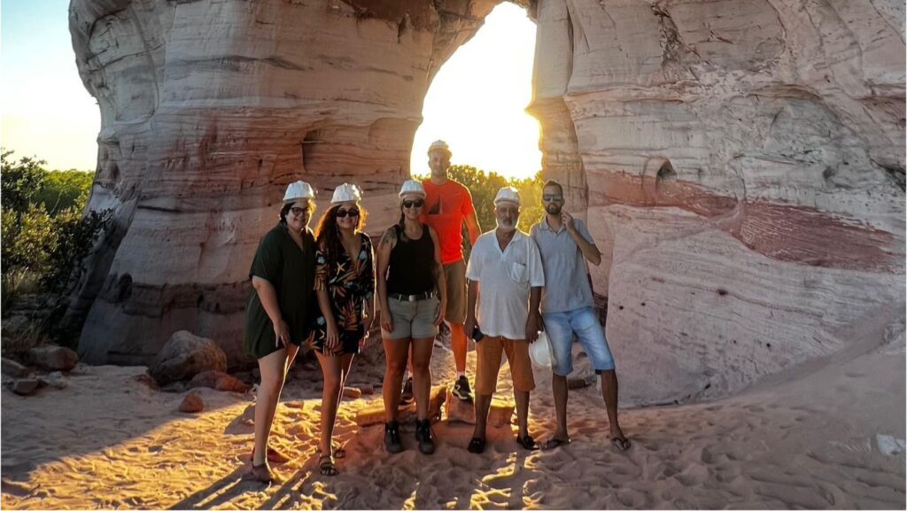 Familia na pedra furada no Jalapão